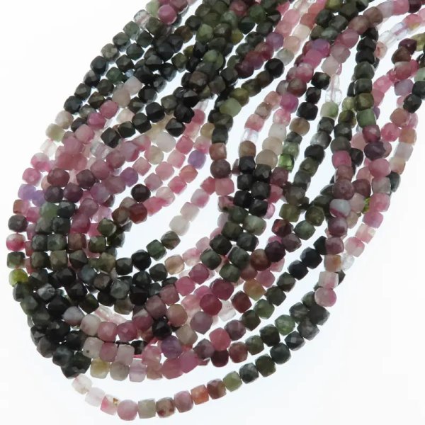 Turmalin kolorowy fasetowana kostka 4 mm (sznur)