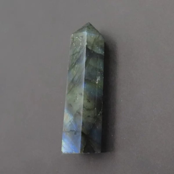 Labradoryt - obelisk (stożek) kolekcjonerski (sztuka)