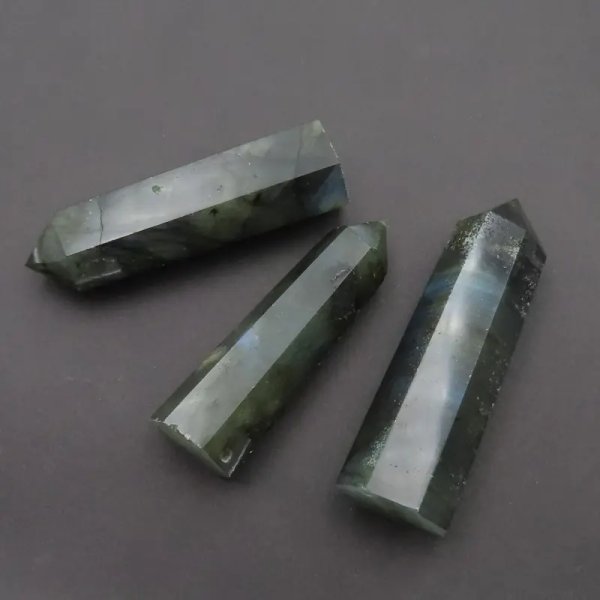 Labradoryt - obelisk (stożek) kolekcjonerski (sztuka)