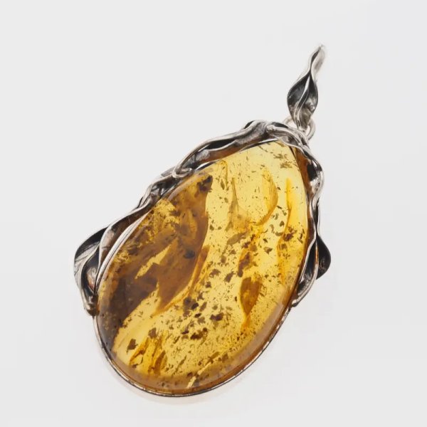 Przezroczysty bursztyn z szczątkami organicznymi  i srebro oksydowane - wisiorek