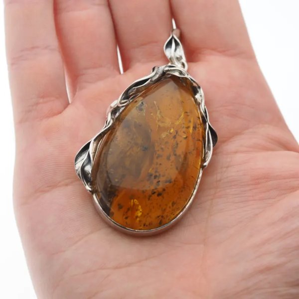 Przezroczysty bursztyn z szczątkami organicznymi  i srebro oksydowane - wisiorek