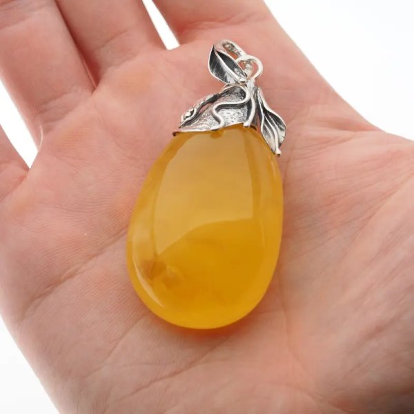 Żółty bursztyn z chmurami i srebro oksydowane - zawieszka