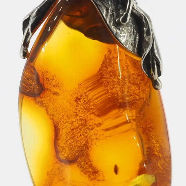 Koniakowy bursztyn  i srebro oksydowane - zawieszka