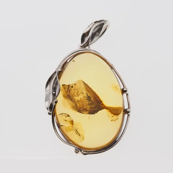 Przezroczysty bursztyn z szczątkami roślinnymi  i srebro oksydowane - wisiorek