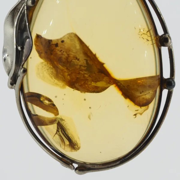 Przezroczysty bursztyn z szczątkami roślinnymi  i srebro oksydowane - wisiorek