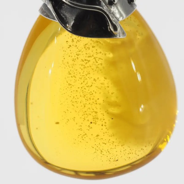 Przezroczysty bursztyn z chmurami i pęcherzykami powietrza i srebro oksydowane - zawieszka