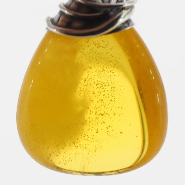 Przezroczysty bursztyn z chmurami i pęcherzykami powietrza i srebro oksydowane - zawieszka