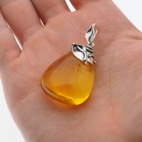 Przezroczysty bursztyn z chmurami i pęcherzykami powietrza i srebro oksydowane - zawieszka