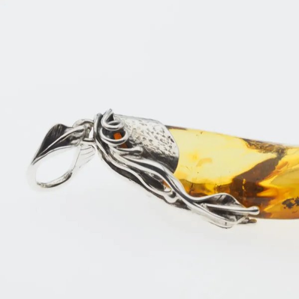 Przezroczysty bursztyn z szczątkami organicznymi  i srebro oksydowane - zawieszka