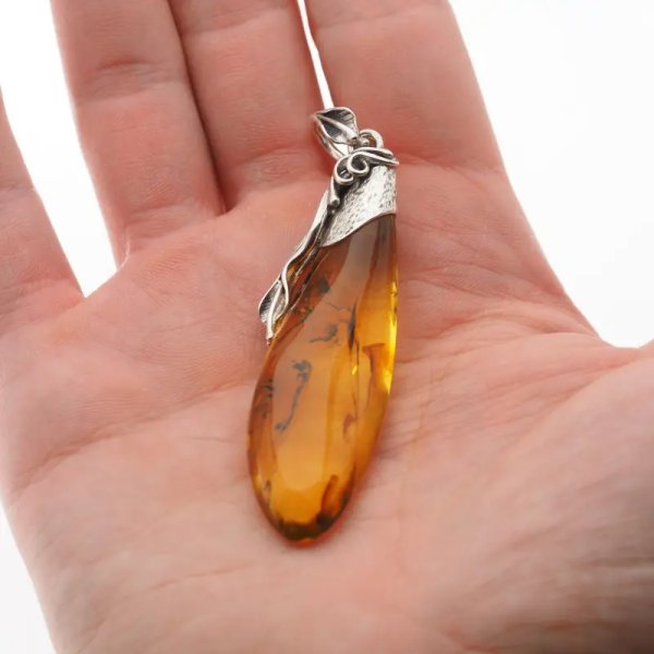 Przezroczysty bursztyn z szczątkami organicznymi  i srebro oksydowane - zawieszka