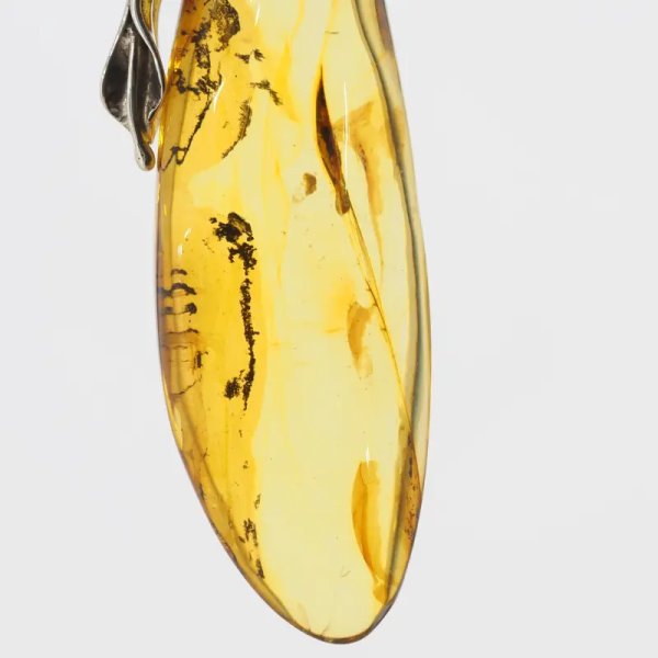 Przezroczysty bursztyn z szczątkami organicznymi  i srebro oksydowane - zawieszka