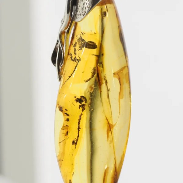 Przezroczysty bursztyn z szczątkami organicznymi  i srebro oksydowane - zawieszka