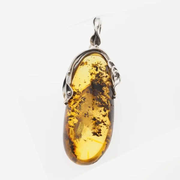 Przezroczysty bursztyn z szczątkami organicznymi, pęcherzykami powietrza  i srebro oksydowane - zawieszka