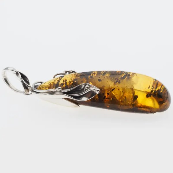 Przezroczysty bursztyn z szczątkami organicznymi, pęcherzykami powietrza  i srebro oksydowane - zawieszka