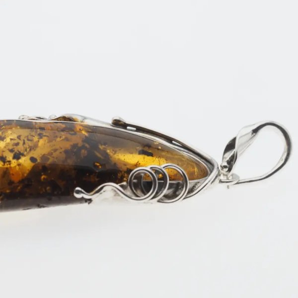 Przezroczysty bursztyn z szczątkami organicznymi, pęcherzykami powietrza  i srebro oksydowane - zawieszka