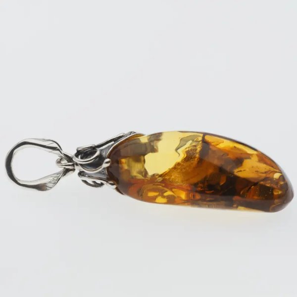 Przezroczysty bursztyn z szczątkami roślinnymi  i srebro oksydowane - zawieszka