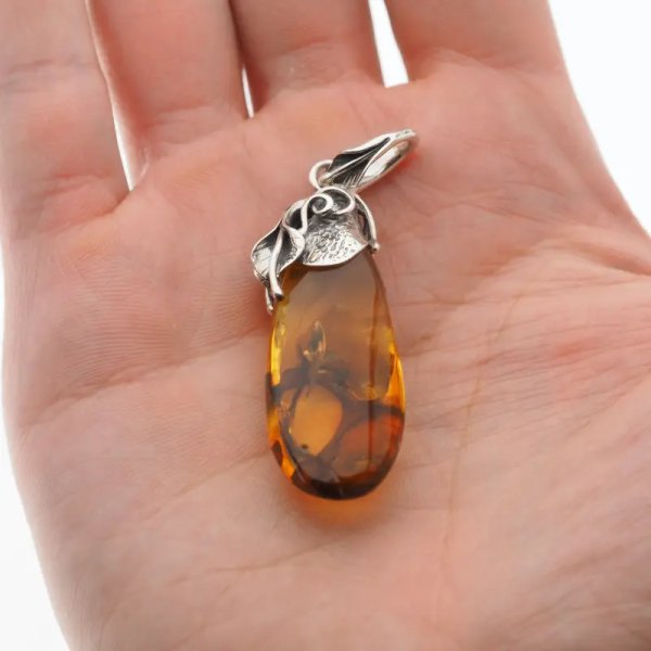 Przezroczysty bursztyn z szczątkami roślinnymi  i srebro oksydowane - zawieszka