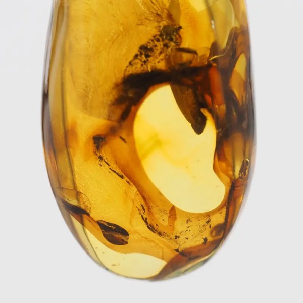 Przezroczysty bursztyn z szczątkami roślinnymi  i srebro oksydowane - zawieszka