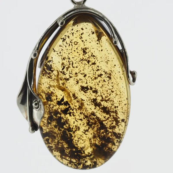 Przezroczysty bursztyn z szczątkami organicznymi  i srebro oksydowane - wisiorek