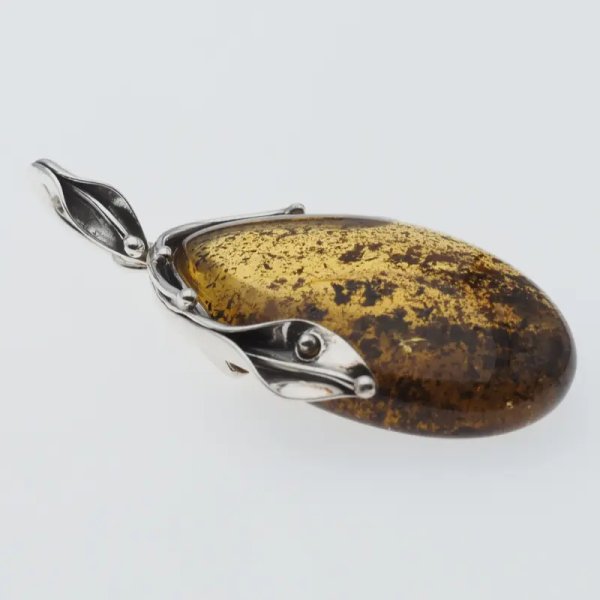 Przezroczysty bursztyn z szczątkami organicznymi  i srebro oksydowane - wisiorek