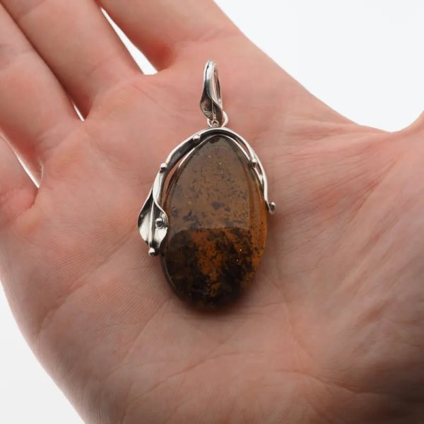 Przezroczysty bursztyn z szczątkami organicznymi  i srebro oksydowane - wisiorek