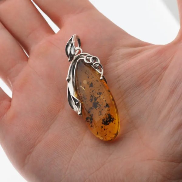 Przezroczysty bursztyn z szczątkami organicznymi  i srebro oksydowane - wisiorek