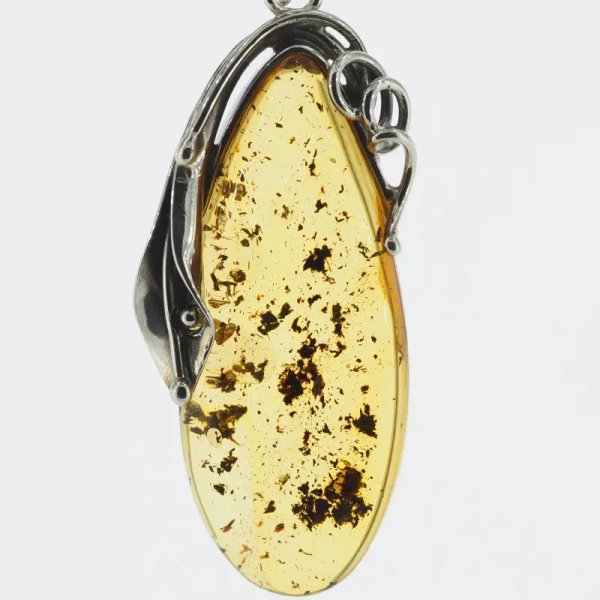 Przezroczysty bursztyn z szczątkami organicznymi  i srebro oksydowane - wisiorek