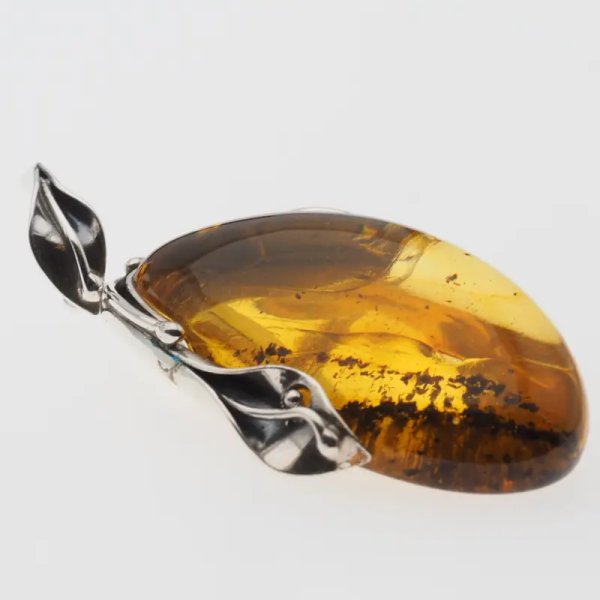 Przezroczysty bursztyn z szczątkami organicznymi  i srebro oksydowane - wisiorek