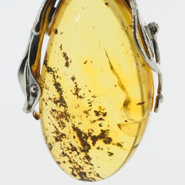 Przezroczysty bursztyn z szczątkami organicznymi  i srebro oksydowane - wisiorek