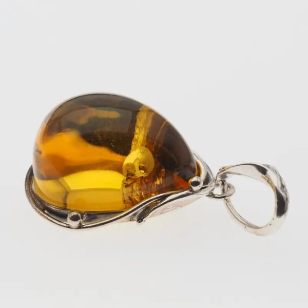 Przezroczysty bursztyn z szczątkami roślinnymi  i srebro oksydowane - wisiorek