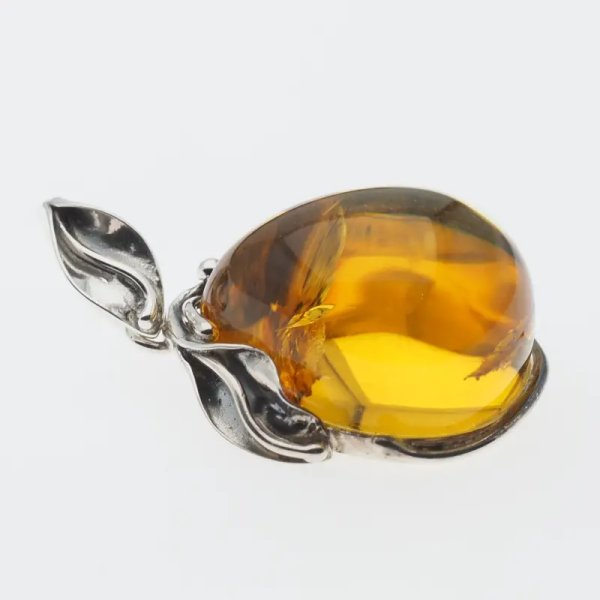 Przezroczysty bursztyn z szczątkami roślinnymi  i srebro oksydowane - wisiorek