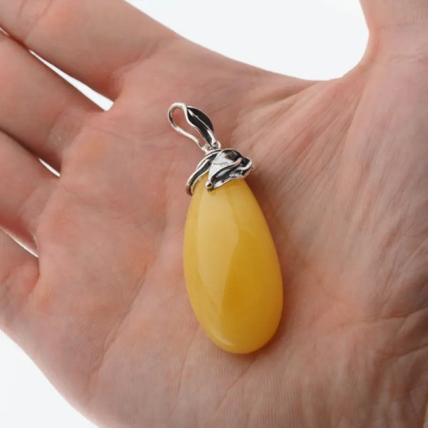 Żółty bursztyn i srebro oksydowane - zawieszka