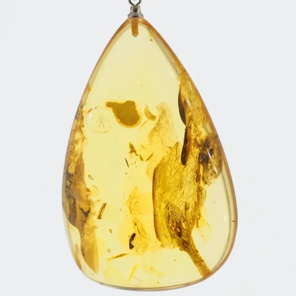 Bursztyn przezroczysty, szczątki roślinne i srebro oksydowane - zawieszka trójkąt