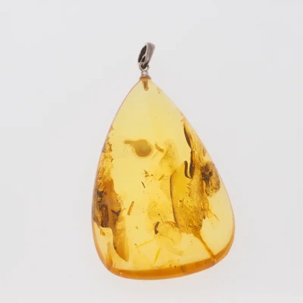 Bursztyn przezroczysty, szczątki roślinne i srebro oksydowane - zawieszka trójkąt