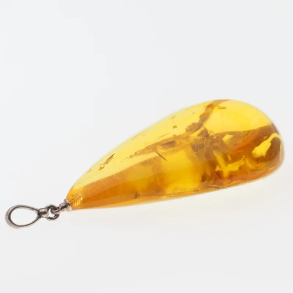 Bursztyn przezroczysty, szczątki roślinne i srebro oksydowane - zawieszka