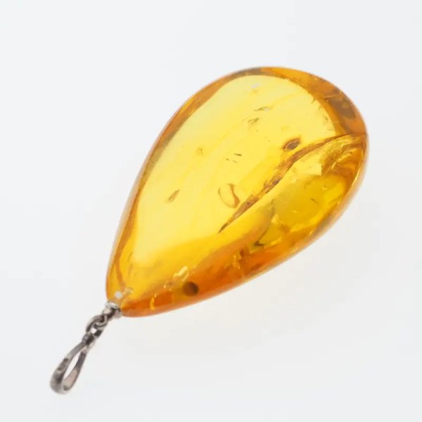 Bursztyn przezroczysty, szczątki roślinne i srebro oksydowane - zawieszka
