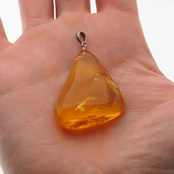 Bursztyn przezroczysty, szczątki roślinne i srebro oksydowane - zawieszka trójkąt