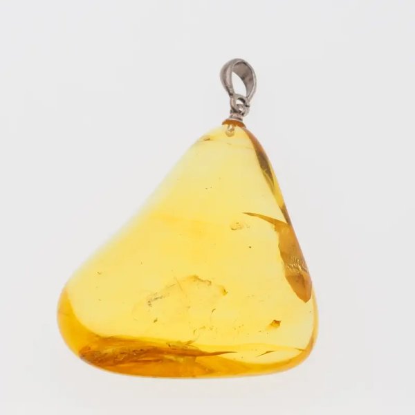 Bursztyn przezroczysty, szczątki roślinne i srebro oksydowane - zawieszka trójkąt