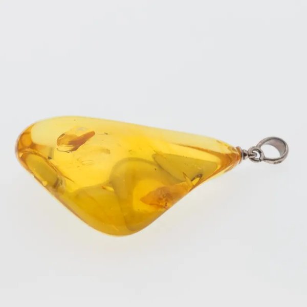 Bursztyn przezroczysty, szczątki roślinne i srebro oksydowane - zawieszka trójkąt