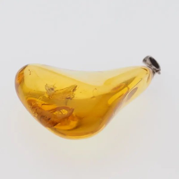 Bursztyn przezroczysty, szczątki roślinne i srebro oksydowane - zawieszka trójkąt