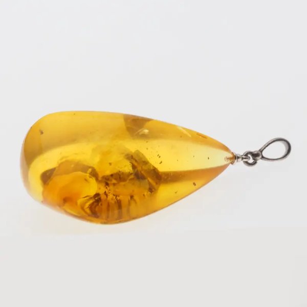 Bursztyn przezroczysty, szczątki roślinne i srebro oksydowane - zawieszka trójkąt