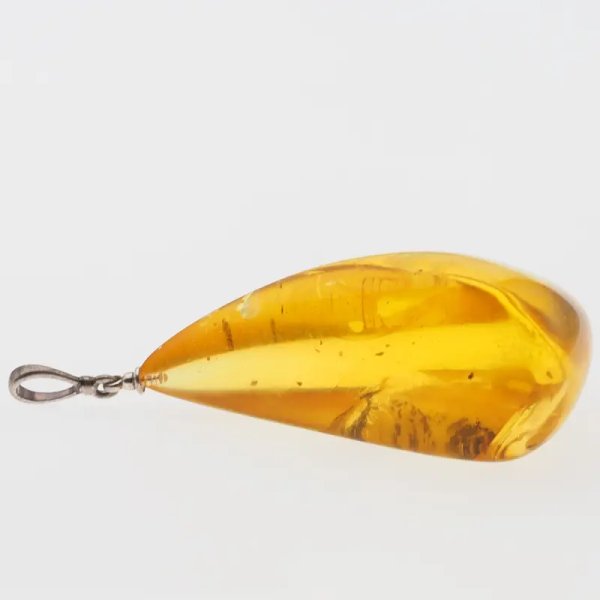 Bursztyn przezroczysty, szczątki roślinne i srebro oksydowane - zawieszka trójkąt