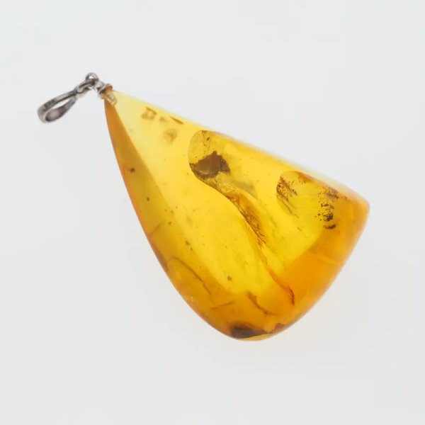 Bursztyn przezroczysty, szczątki roślinne i srebro oksydowane - zawieszka trójkąt