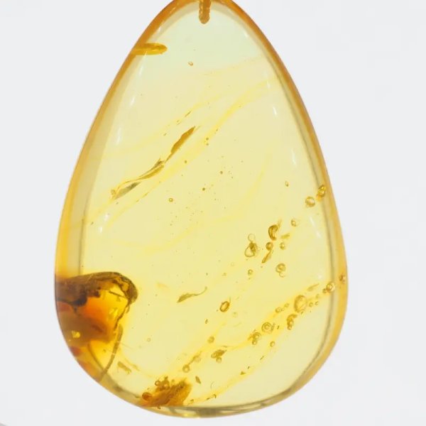 Bursztyn przezroczysty, szczątki roślinne, pęcherzyki powietrza i srebro oksydowane - zawieszka łza