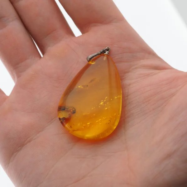 Bursztyn przezroczysty, szczątki roślinne, pęcherzyki powietrza i srebro oksydowane - zawieszka łza