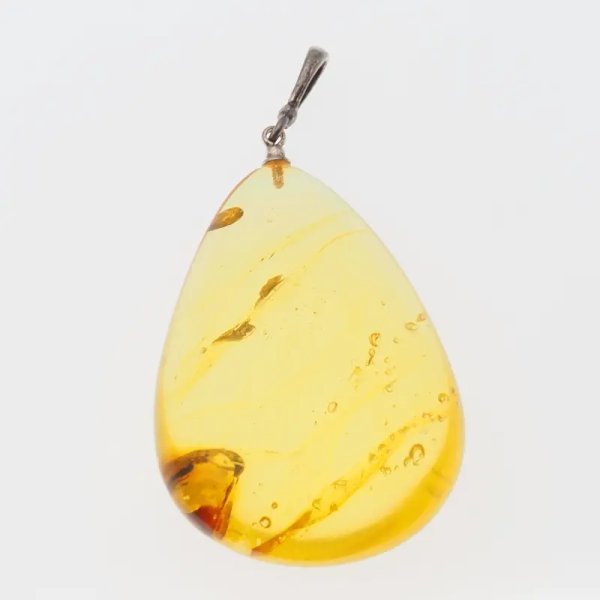 Bursztyn przezroczysty, szczątki roślinne, pęcherzyki powietrza i srebro oksydowane - zawieszka łza