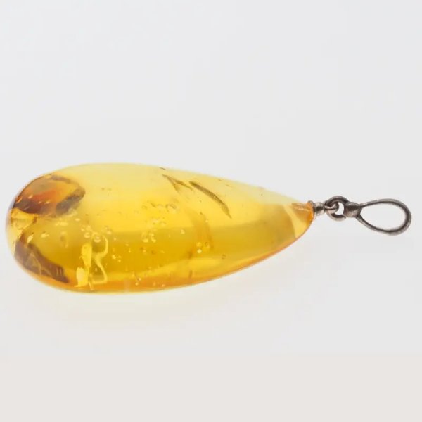 Bursztyn przezroczysty, szczątki roślinne, pęcherzyki powietrza i srebro oksydowane - zawieszka łza