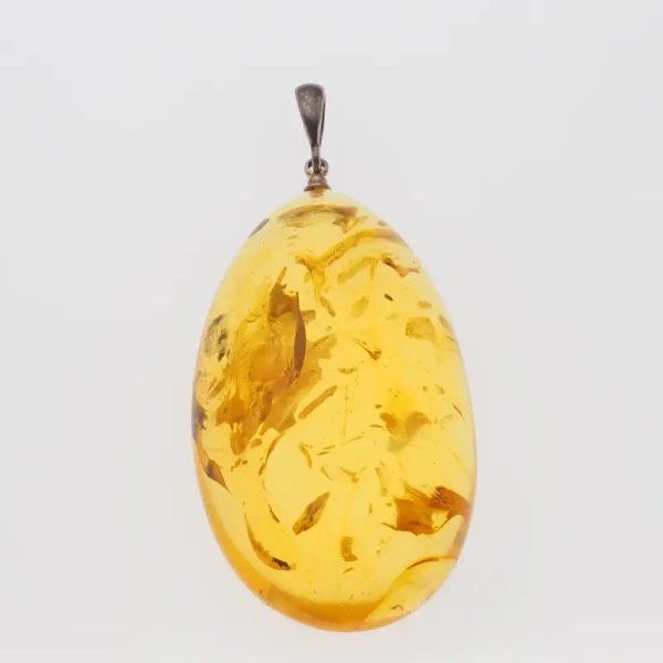 Bursztyn przezroczysty, szczątki roślinne i srebro oksydowane - zawieszka