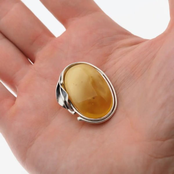 Mleczno-przezroczysty bursztyn i srebro oksydowane - broszka