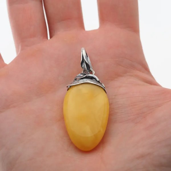Żółty bursztyn i srebro oksydowane - zawieszka
